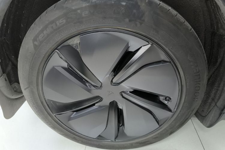 Tesla Model Y 2025 imagen de coche #10