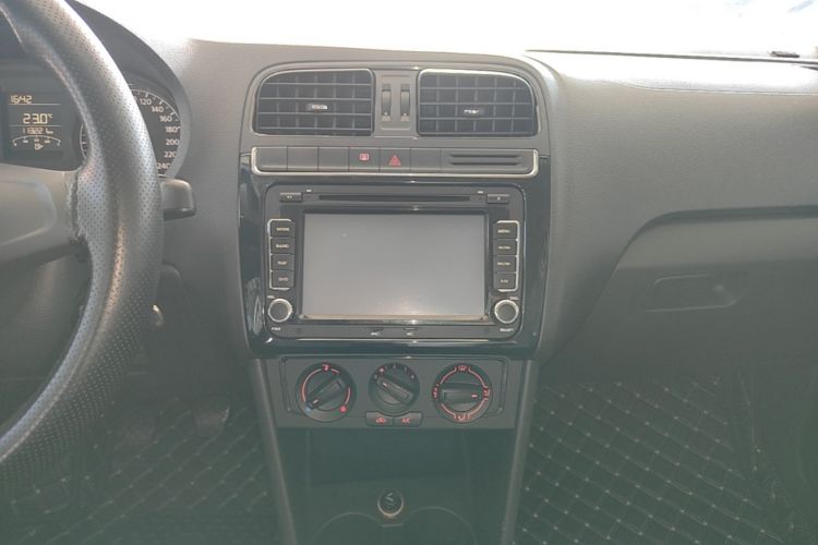 Volkswagen Polo 2016 car image #13