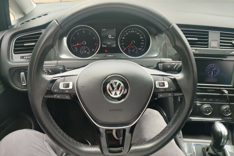 Volkswagen Golf 2018 car image #11
