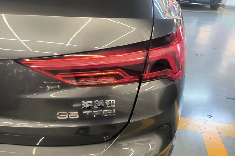 Audi Q3 2019 car image #8