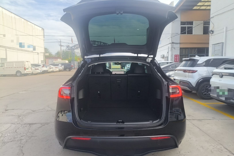 Tesla Model Y 2023 immagine di auto #19