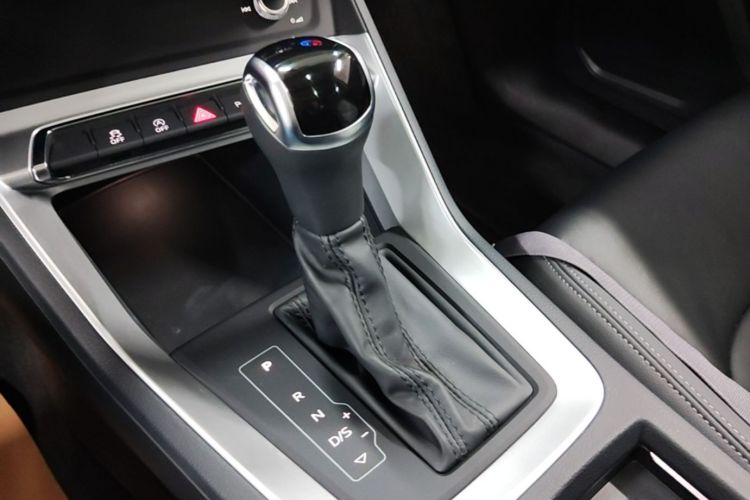 Audi Q3 2021 car image #14