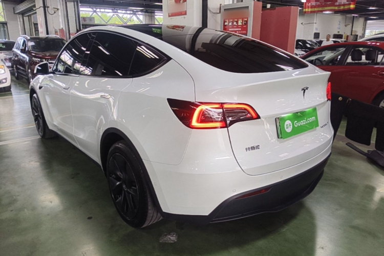 Tesla Model Y 2024 #5 Tesla Model Y 2024 car image #5