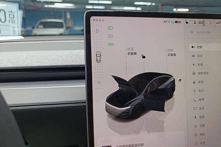 Tesla Model Y 2025 immagine di auto #14
