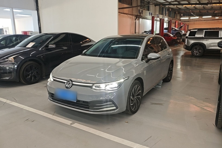 Volkswagen Golf 2023 car image #2