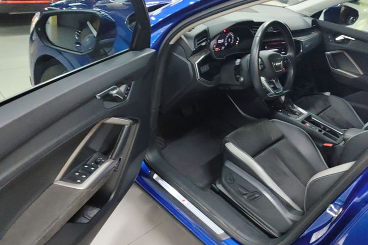 Audi Q3 2020 car image #16