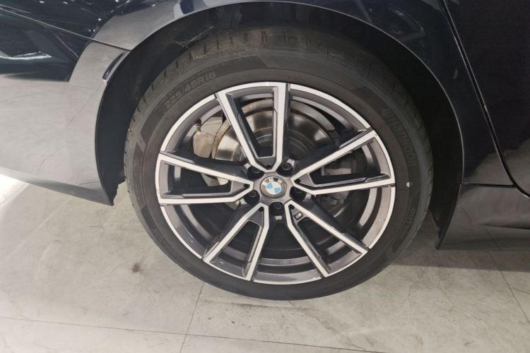 BMW 3 Series 2024 immagine di auto #10