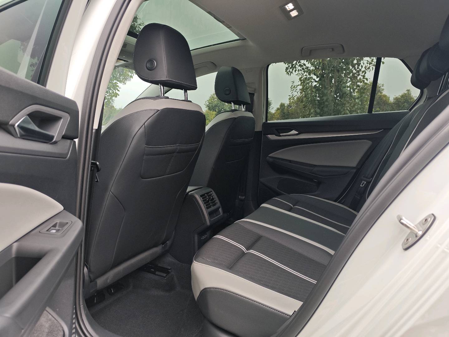 Volkswagen Golf 2026 car image #8