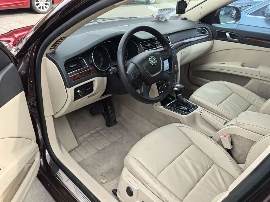 Skoda Superb 2011 imagen de coche #5