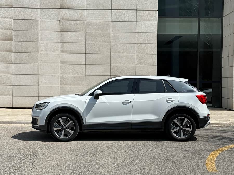 Audi Q2L e-tron 2020 #5 Audi Q2L e-tron 2020 car image #5
