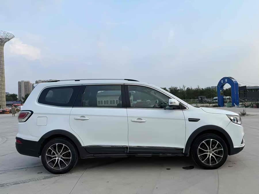 Forthing SX6 2017 #5 Forthing SX6 2017 car image #5