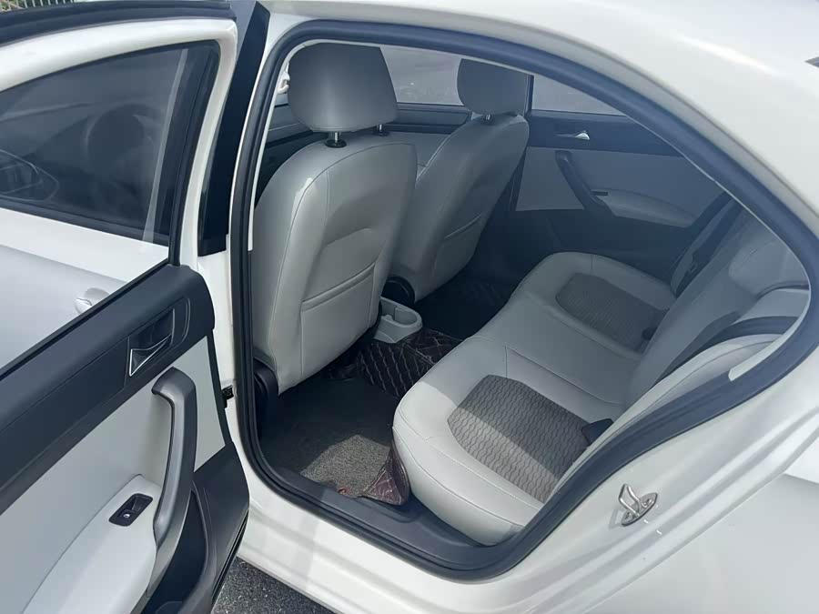 Skoda Rapid 2016 car image #5