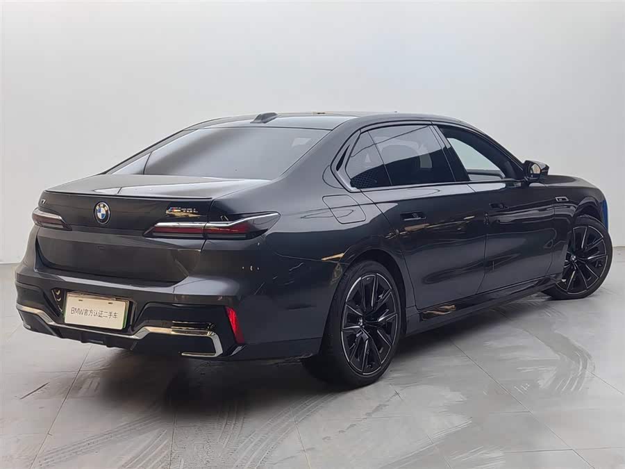 BMW i7 M70L 2024 #5 BMW i7 M70L 2024 car image #5