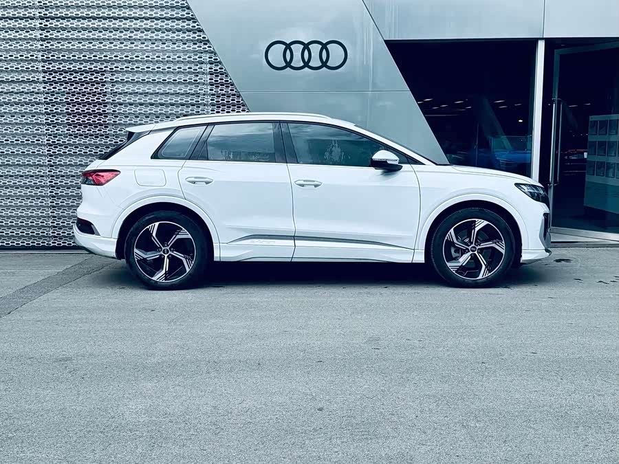 Audi Q4 e-tron 2024 immagine di auto #5