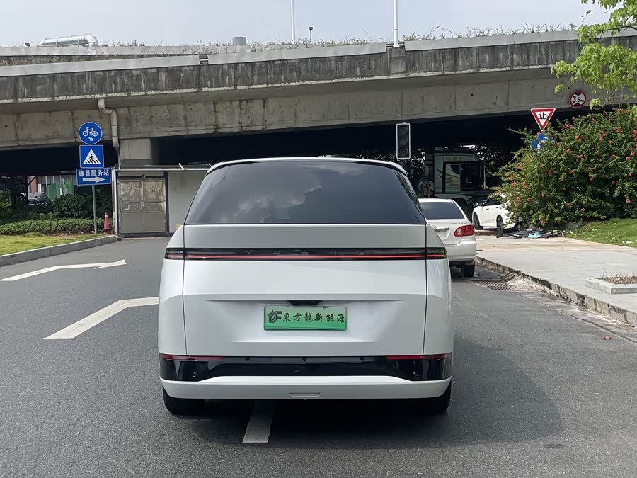 Xpeng X9 2024 صورة سيارة #5