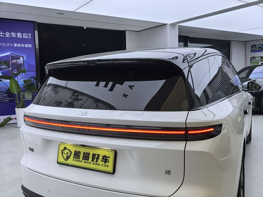 Li i8 2025 image de voiture #5