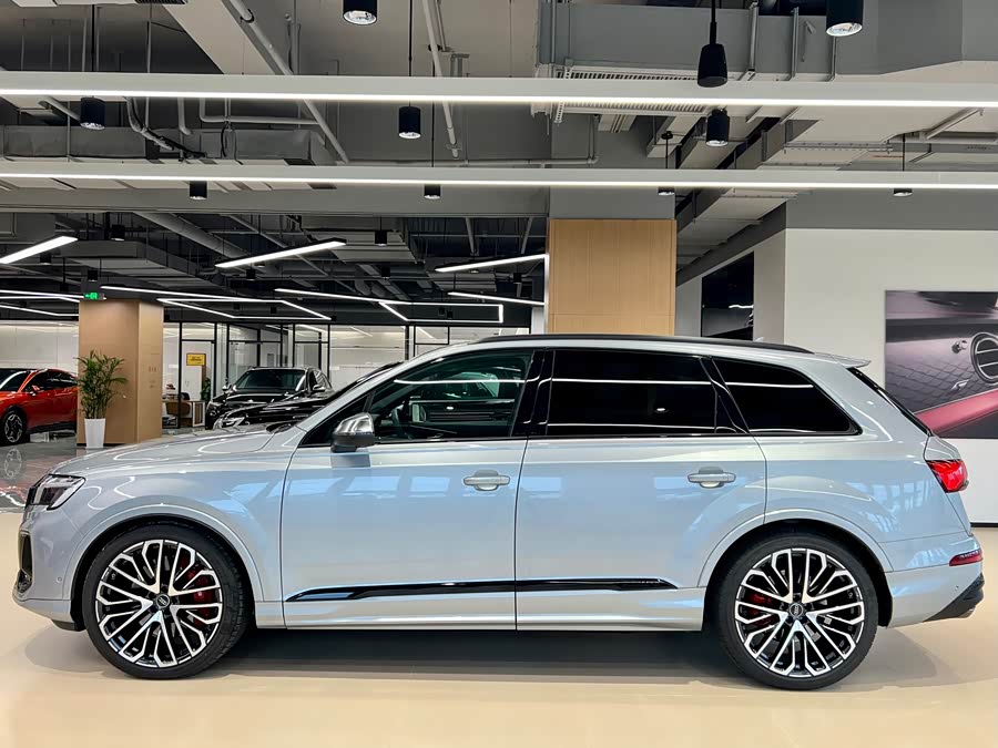 Audi SQ7 2024 car image #5