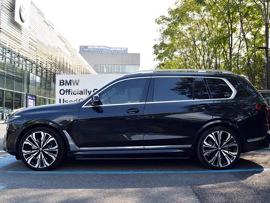 BMW X7 M60i 2023 immagine di auto #5