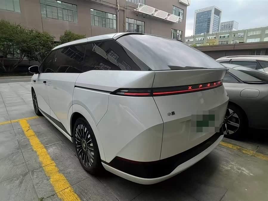 Xpeng X9 2025 صورة سيارة #5
