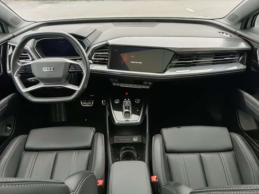 Audi Q4 e-tron 2024 immagine di auto #5