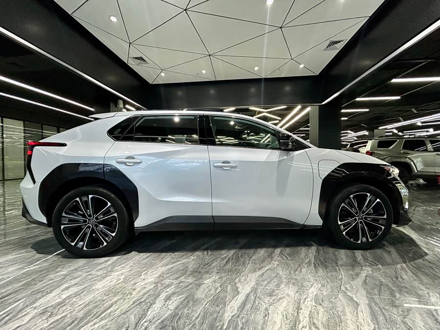 Toyota bZ4X 2022 immagine di auto #5