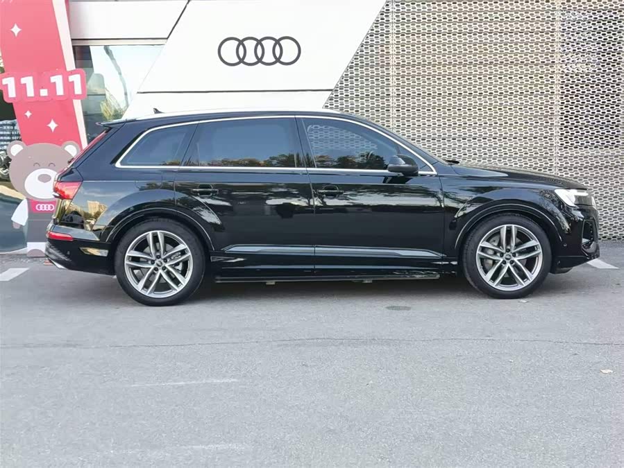 Audi Q7 2024 صورة سيارة #5