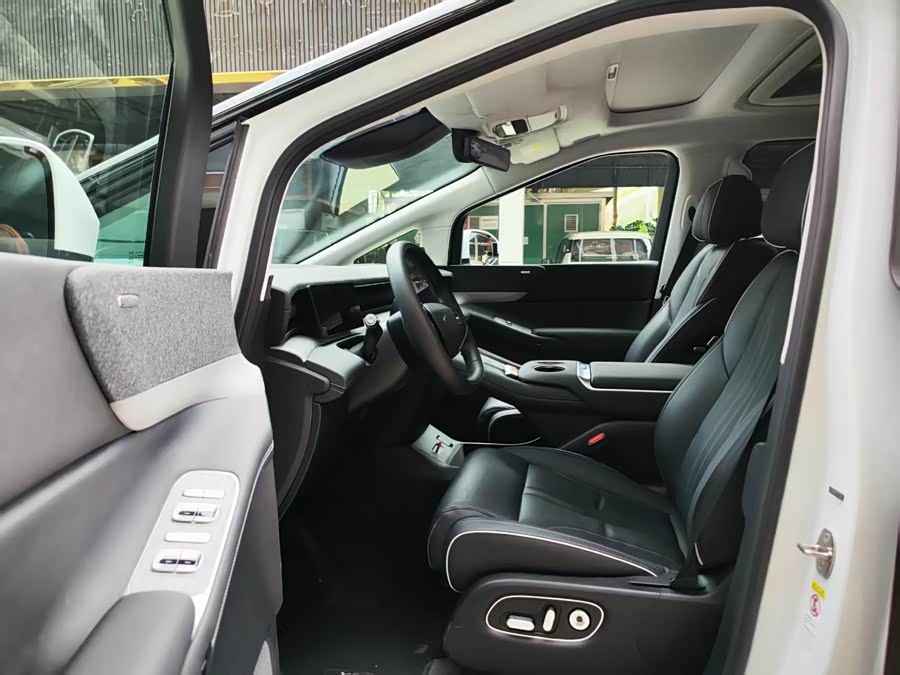 Xpeng X9 2024 صورة سيارة #5