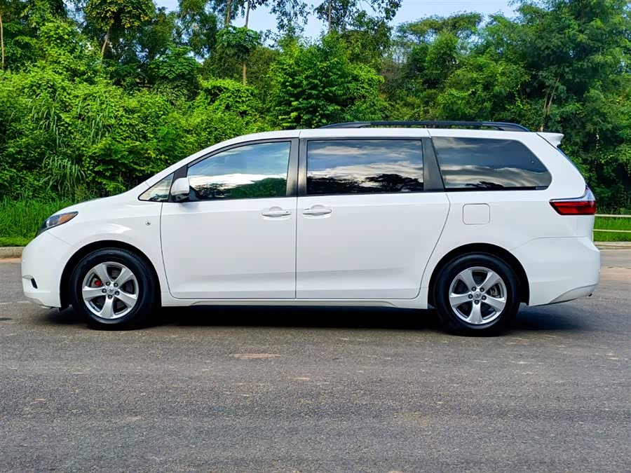 Toyota SIENNA 2018 car image #5