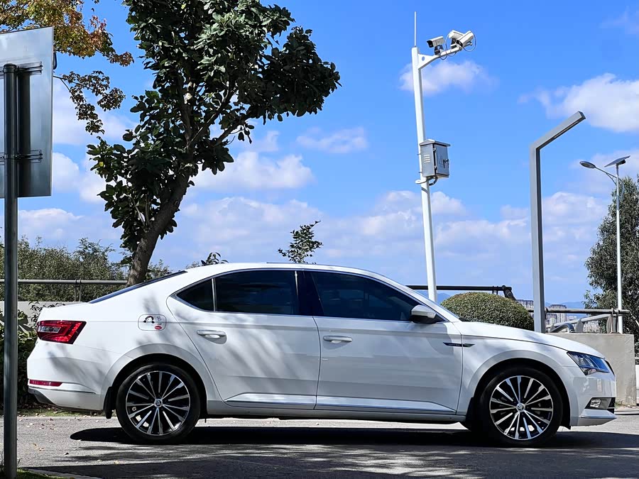 Skoda Superb 2019 car image #5