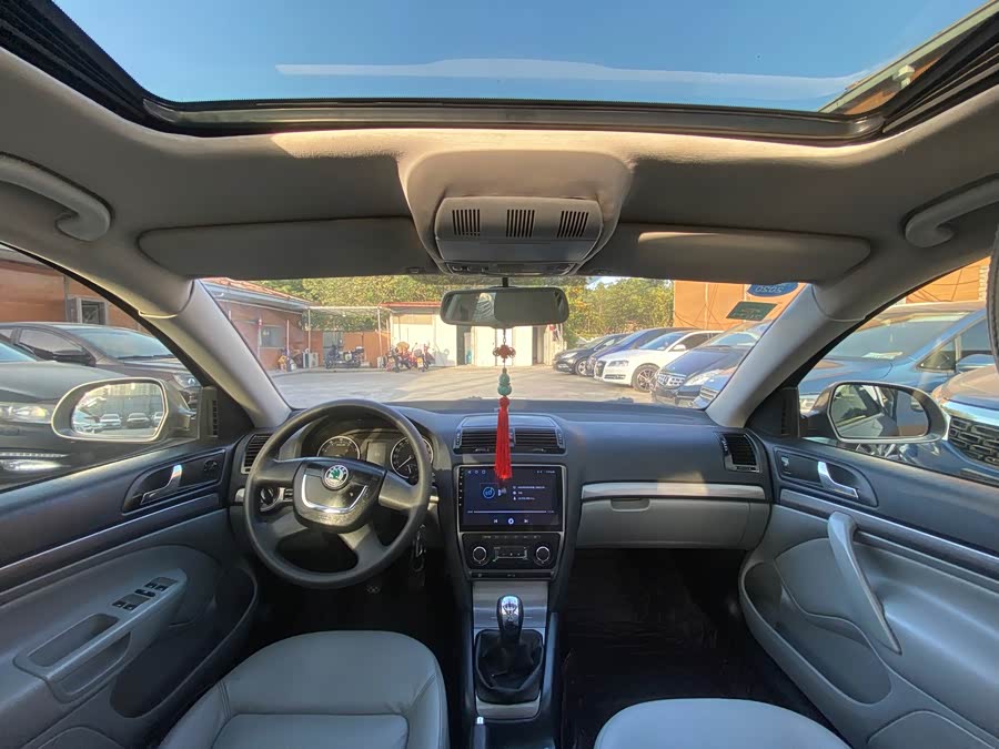 Skoda Octavia 2012 car image #5