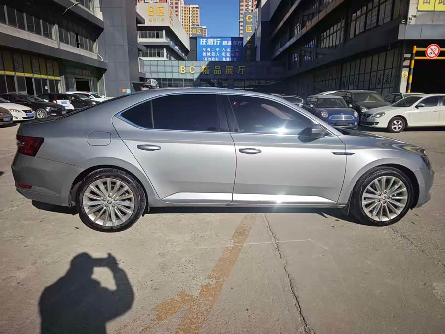 Skoda Superb 2017 car image #5