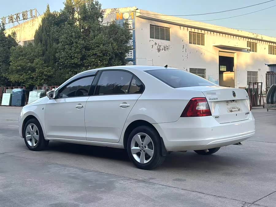 Skoda Rapid 2017 car image #5