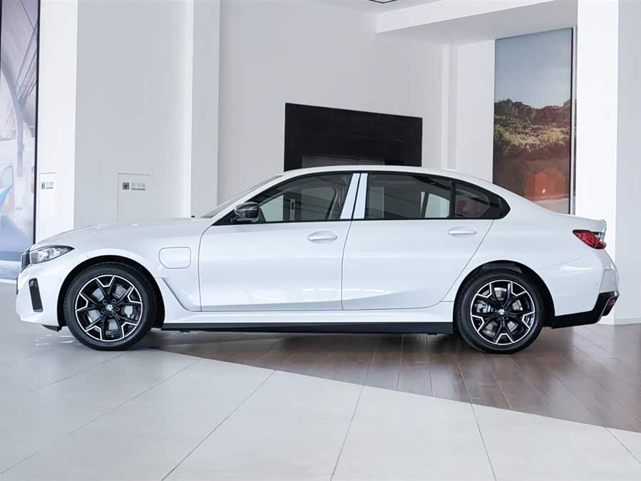BMW i3 2025 car image #5