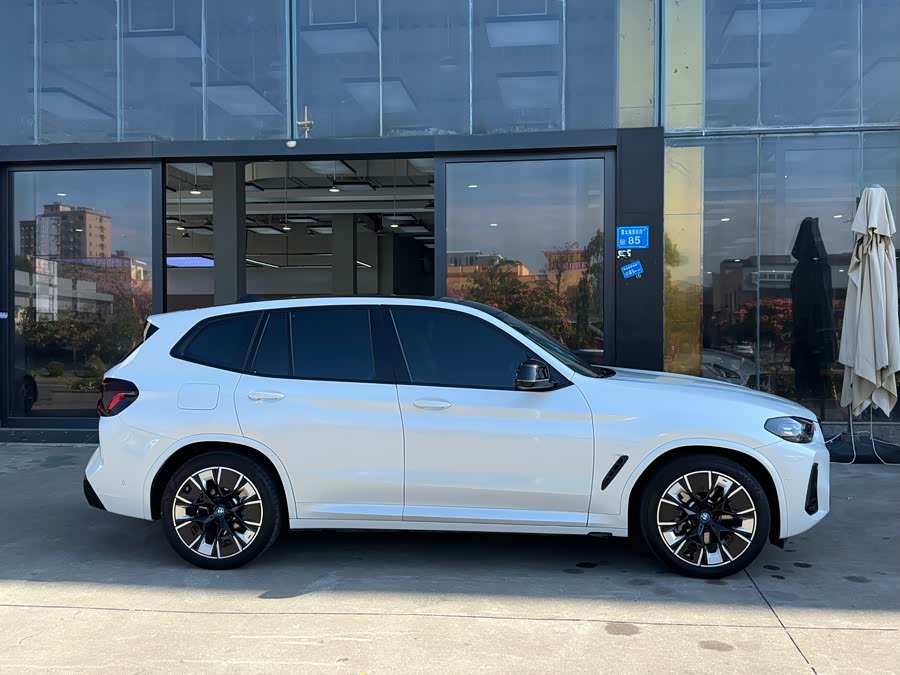 BMW iX3 2023 immagine di auto #5