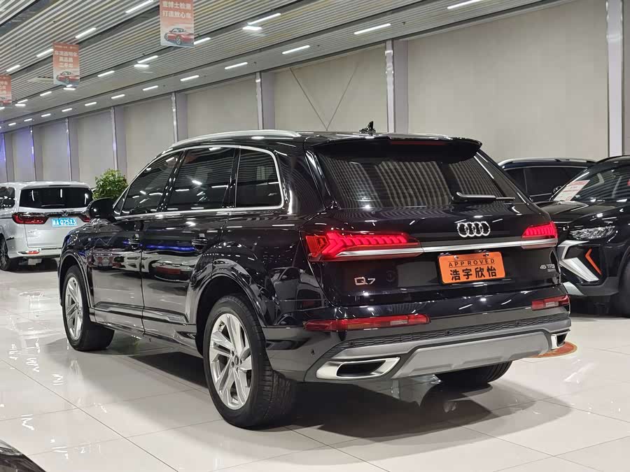 Audi Q7 2021 car image #5