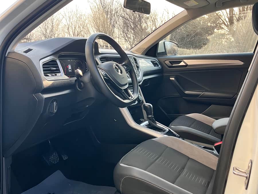 Volkswagen T-Roc 2022 car image #5