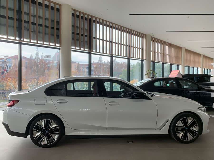 BMW i3 2024 car image #5