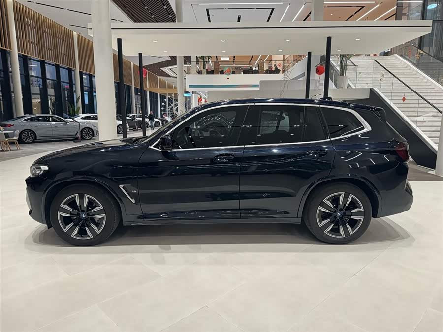 BMW iX3 2025 car image #5