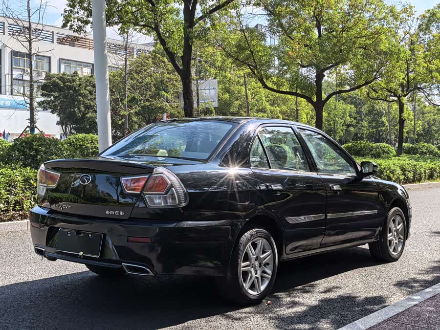 Soueast V3 Lingyue 2011 car image #5