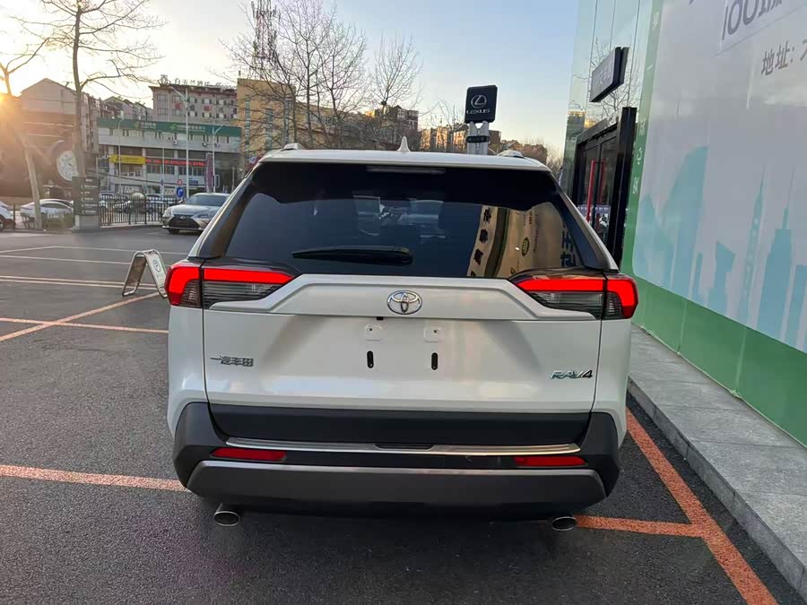 Toyota RAV4 2021 صورة سيارة #5