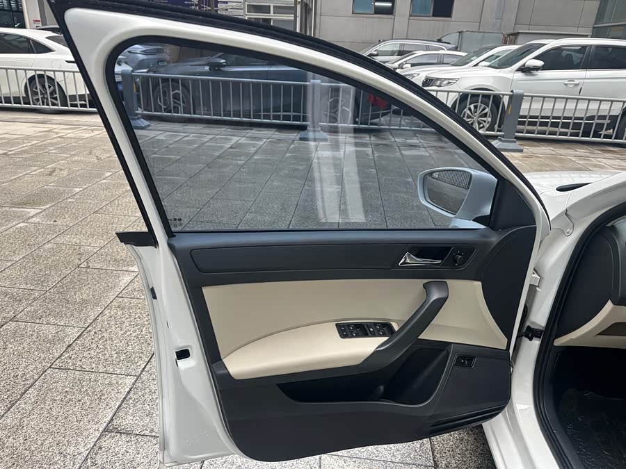 Skoda Rapid 2015 imagen de coche #5