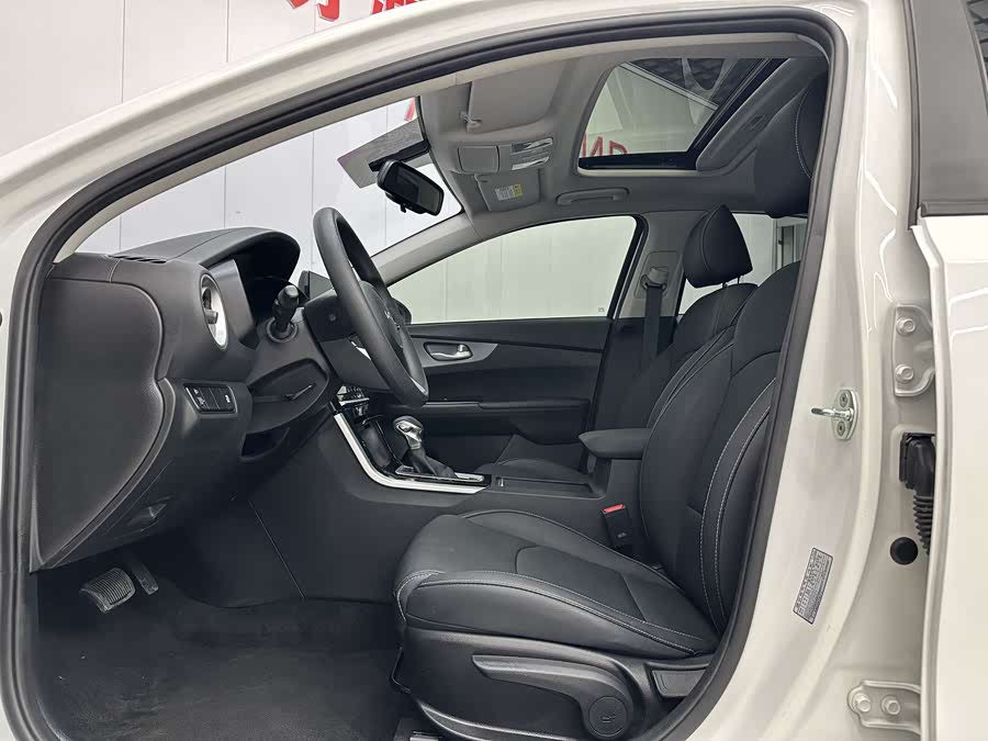 Kia K3 2023 car image #5