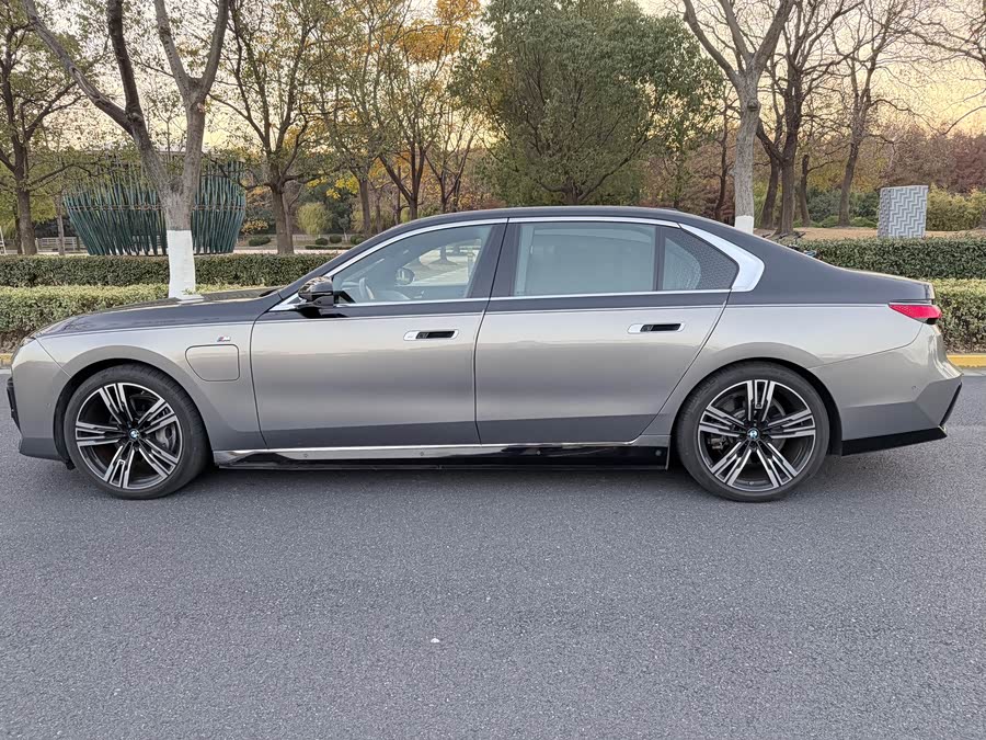 BMW i7 2024 imagen de coche #5