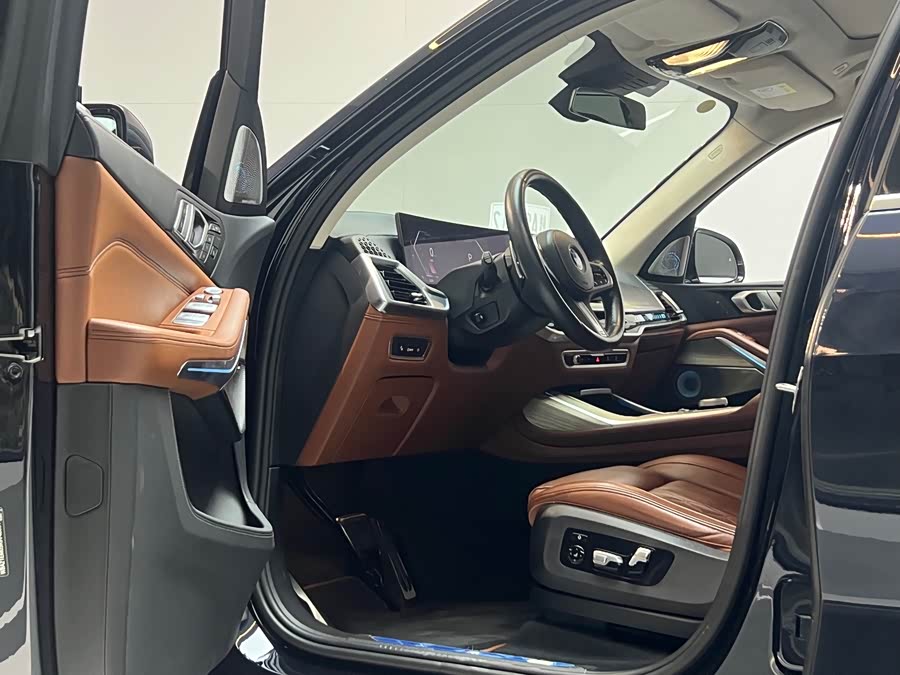 BMW X7 2024 car image #5