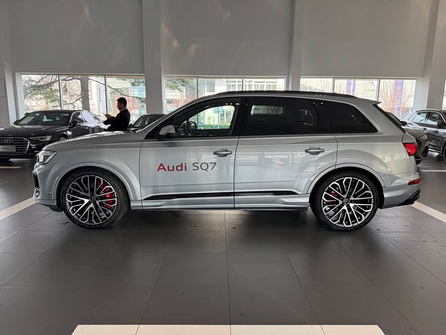 Audi SQ7 2024 изображение автомобиля #5