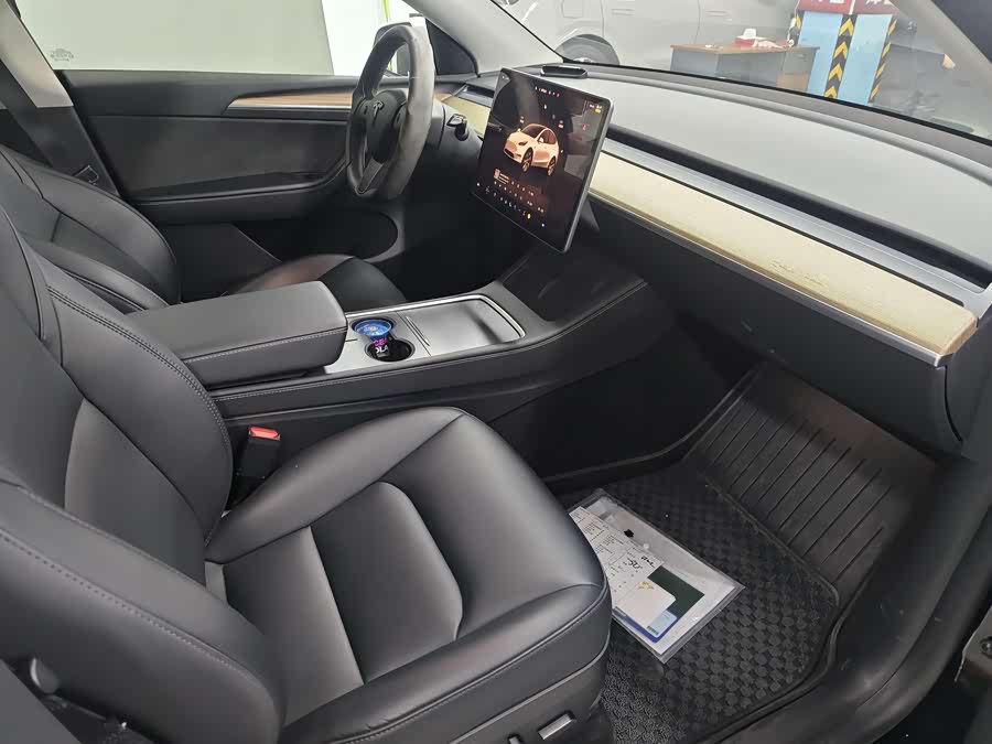 Tesla Model Y 2023 car image #5