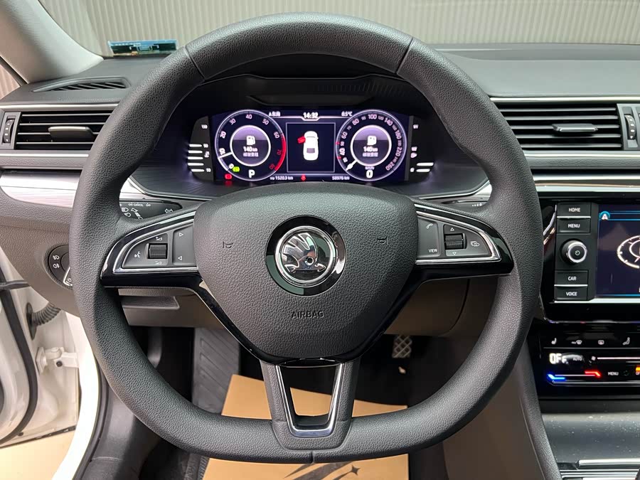 Skoda Superb 2020 car image #5