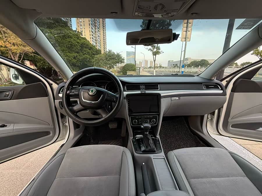 Skoda Superb 2010 car image #5