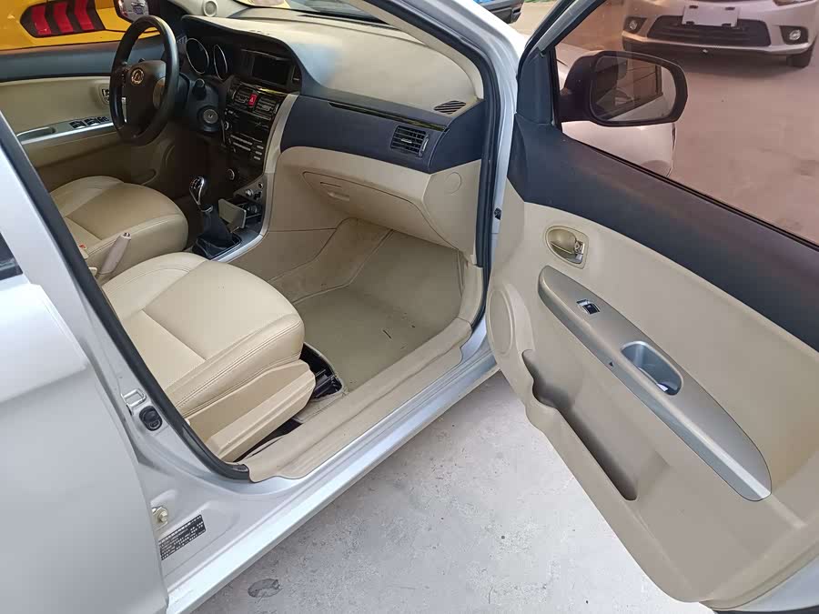 Great Wall C30 2012 car image #5