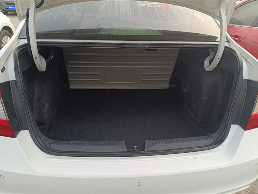Skoda Rapid 2015 car image #5